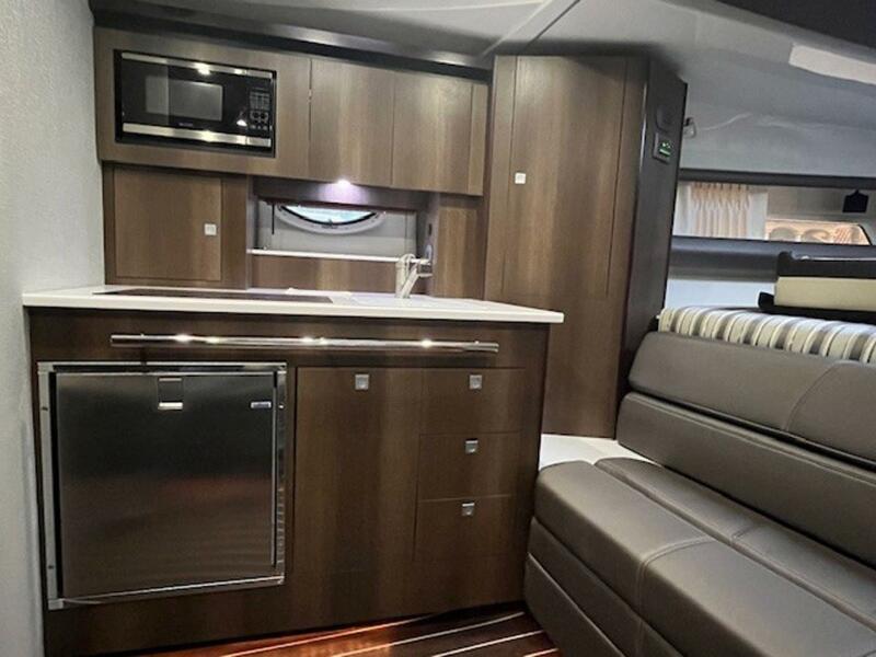 33' 2018 Monterey 335 Sport Yacht