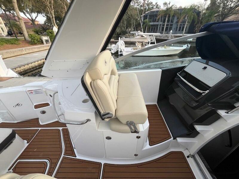 33' 2018 Monterey 335 Sport Yacht