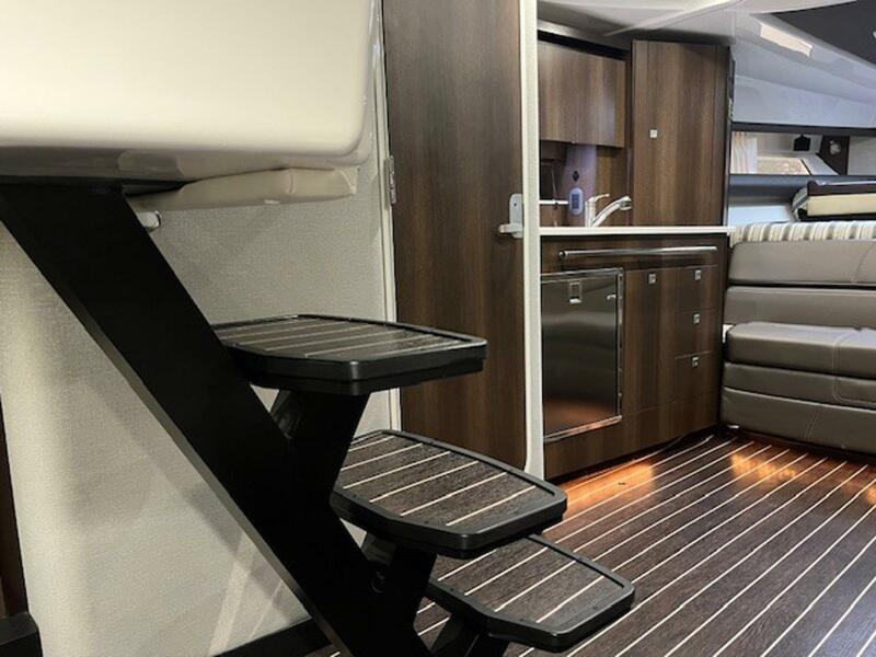 33' 2018 Monterey 335 Sport Yacht
