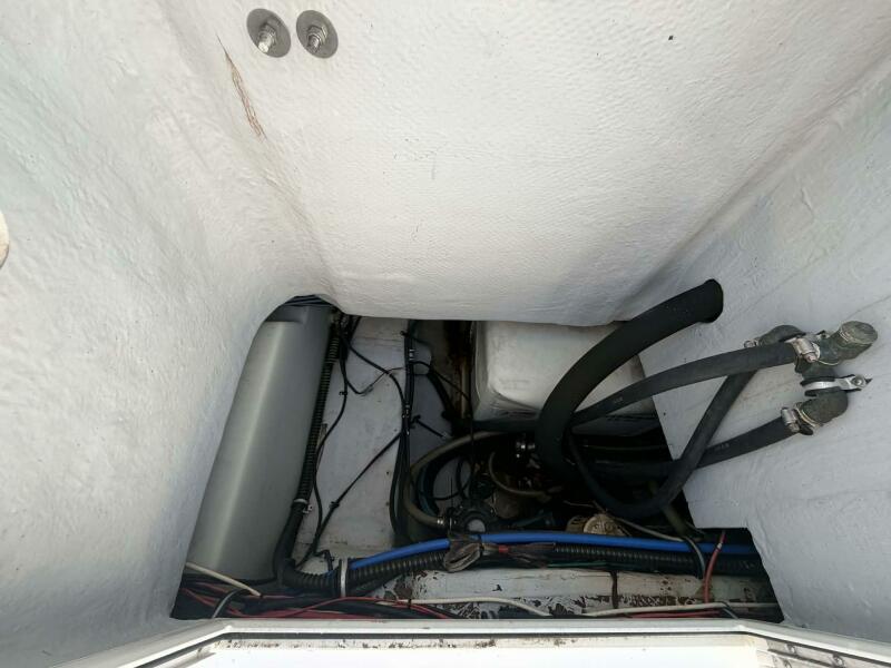 32' 2007 Century 3200 WA