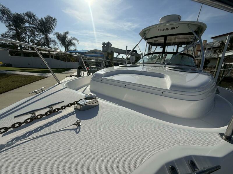 32' 2007 Century 3200 WA