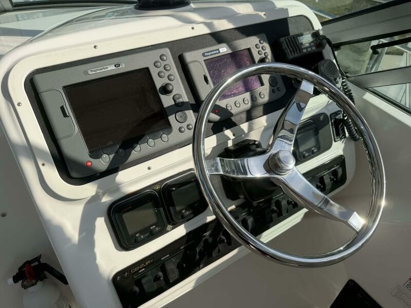 32' 2007 Century 3200 WA