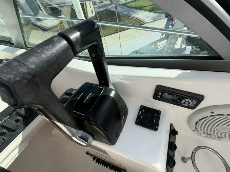 32' 2007 Century 3200 WA