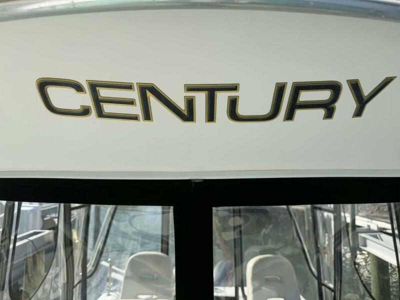 32' 2007 Century 3200 WA