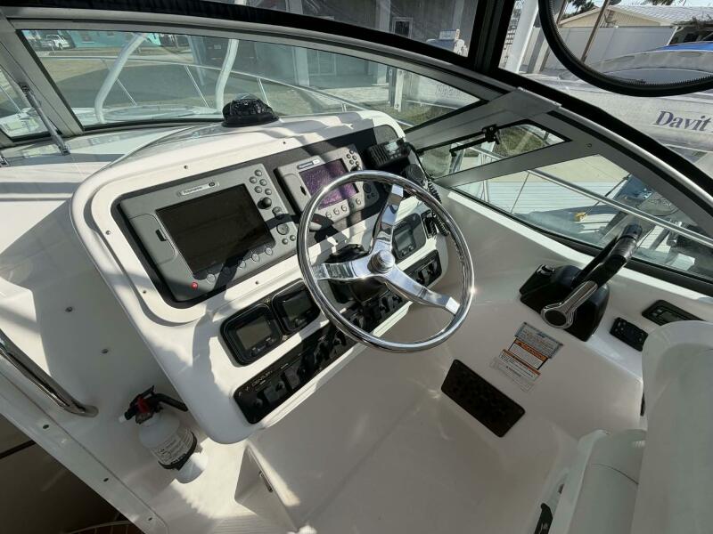 32' 2007 Century 3200 WA