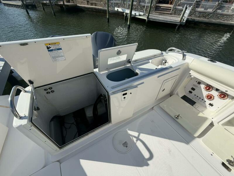 32' 2007 Century 3200 WA