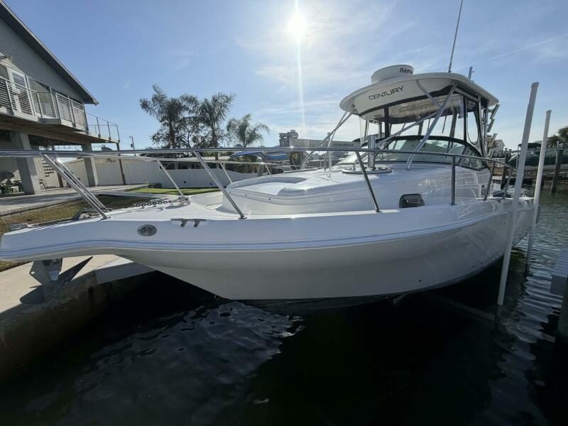 32' 2007 Century 3200 WA