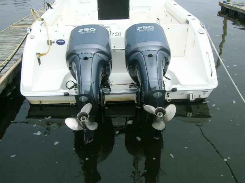 32' 2007 Century 3200 WA