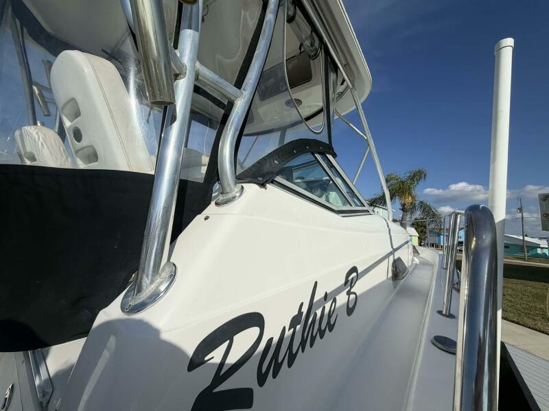 32' 2007 Century 3200 WA