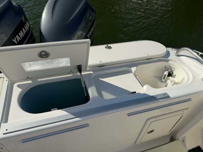 32' 2007 Century 3200 WA