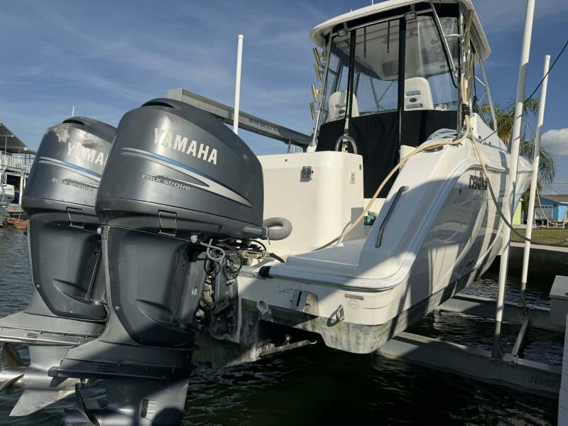 32' 2007 Century 3200 WA