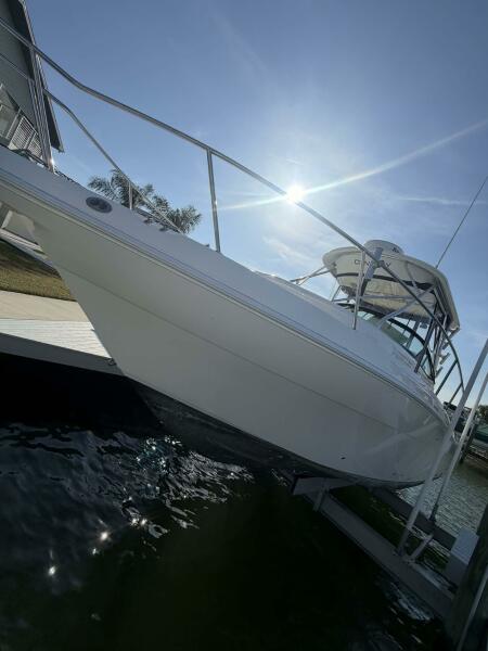 32' 2007 Century 3200 WA