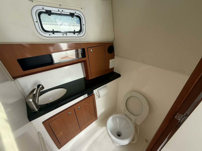 32' 2007 Century 3200 WA