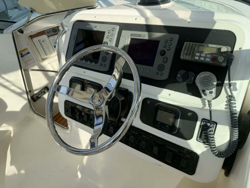 32' 2007 Century 3200 WA