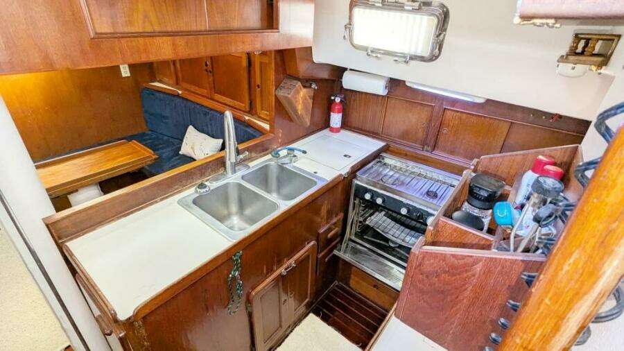 UBUNTU 46ft Morgan Yacht For Sale