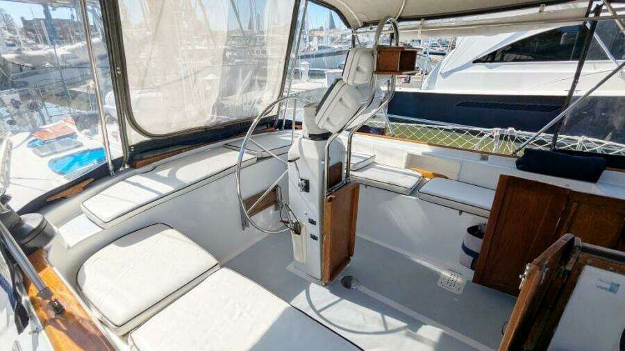 UBUNTU 46ft Morgan Yacht For Sale
