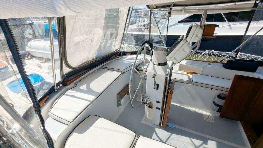 UBUNTU 46ft Morgan Yacht For Sale