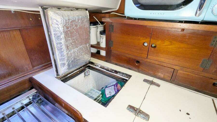 UBUNTU 46ft Morgan Yacht For Sale