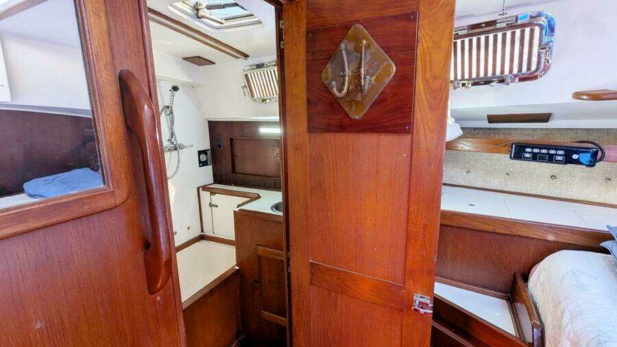 UBUNTU 46ft Morgan Yacht For Sale