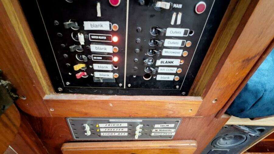 UBUNTU 46ft Morgan Yacht For Sale