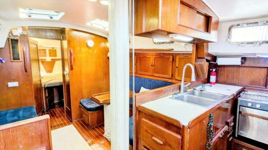 UBUNTU 46ft Morgan Yacht For Sale