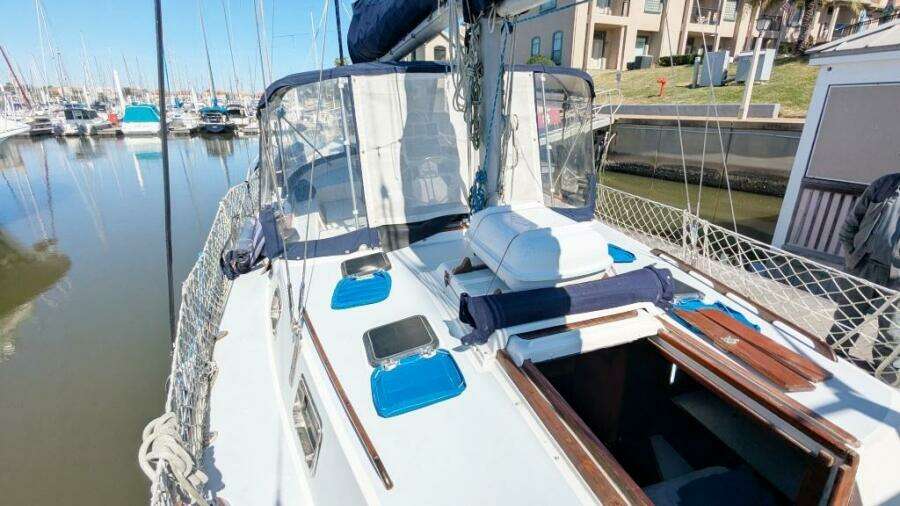 UBUNTU 46ft Morgan Yacht For Sale