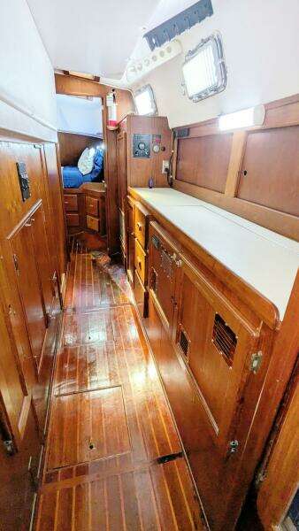 UBUNTU 46ft Morgan Yacht For Sale