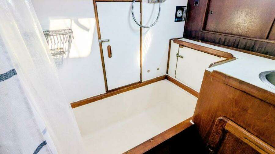 UBUNTU 46ft Morgan Yacht For Sale