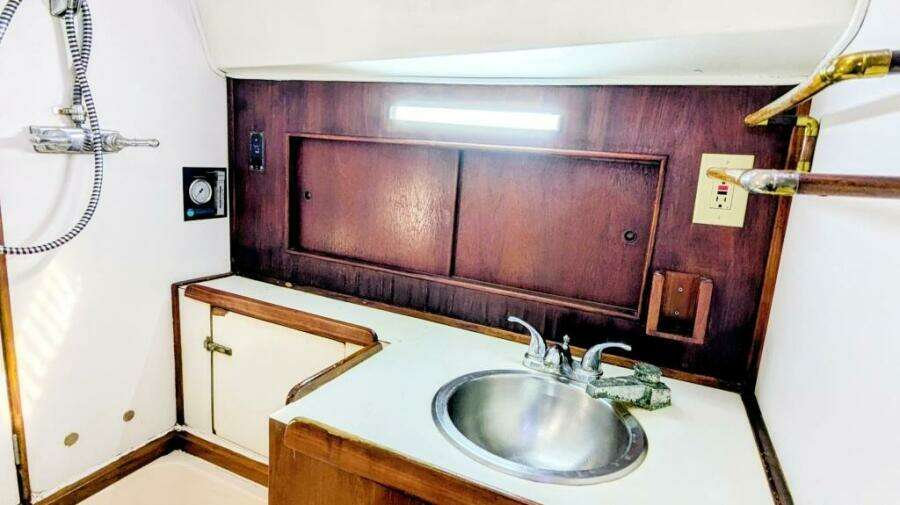 UBUNTU 46ft Morgan Yacht For Sale