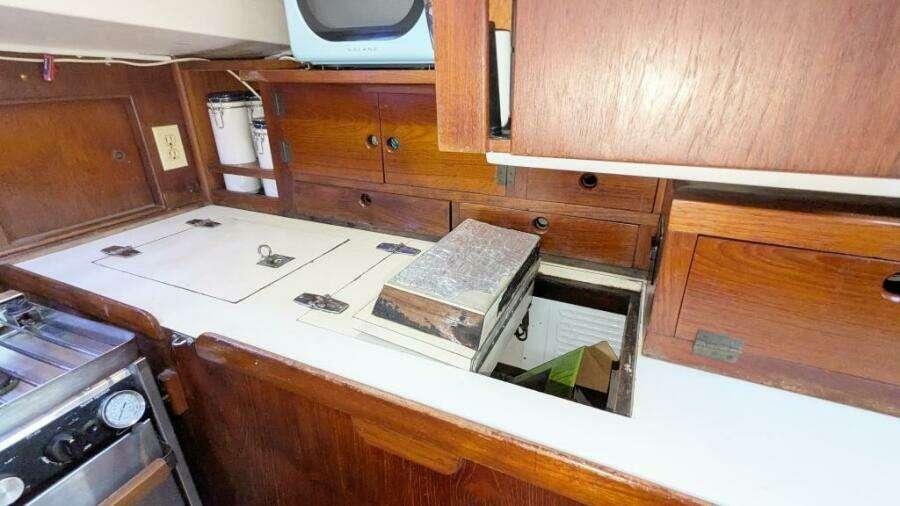 UBUNTU 46ft Morgan Yacht For Sale