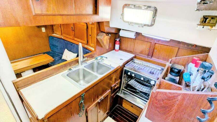 UBUNTU 46ft Morgan Yacht For Sale