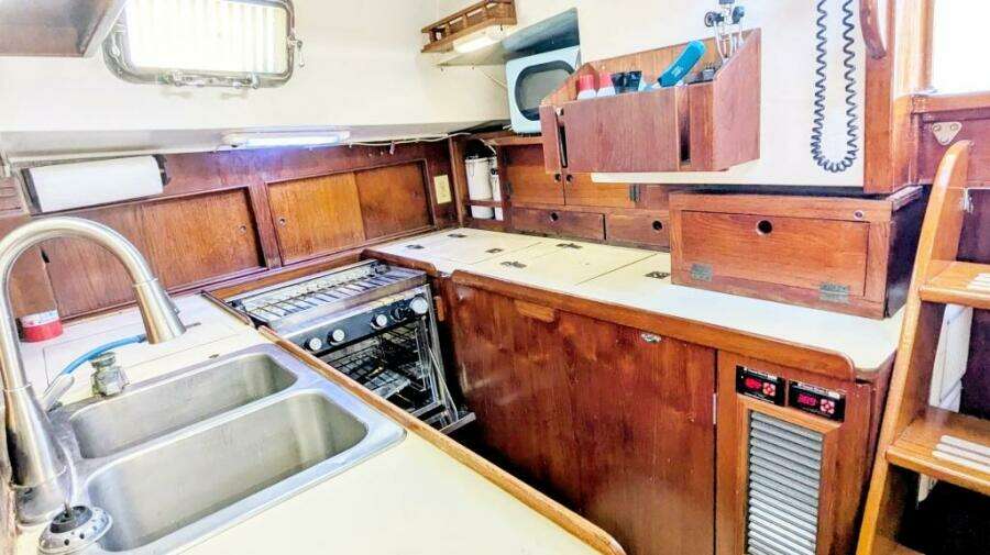 UBUNTU 46ft Morgan Yacht For Sale