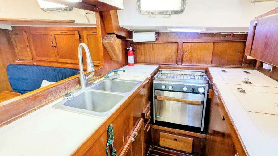 UBUNTU 46ft Morgan Yacht For Sale