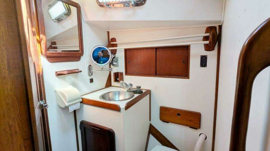 UBUNTU 46ft Morgan Yacht For Sale