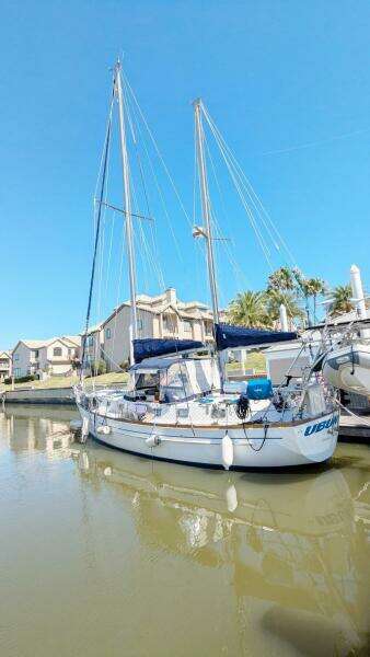 UBUNTU 46ft Morgan Yacht For Sale