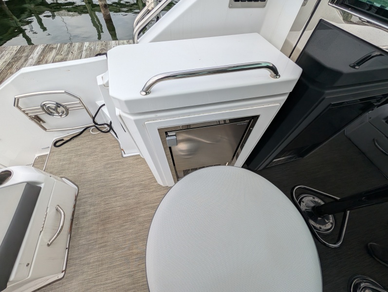54' 2022 Cruisers Yachts 54 Cantius