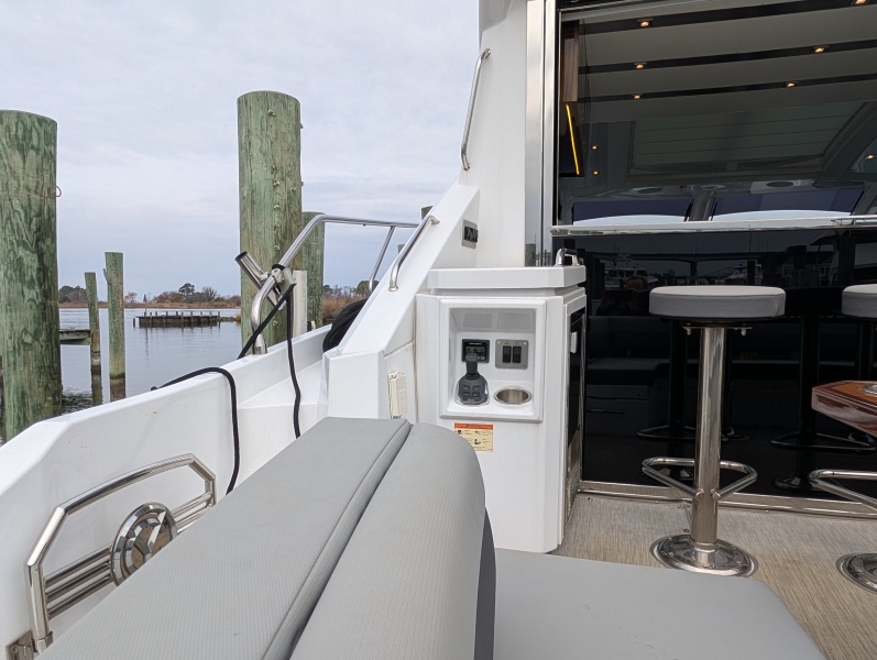 54' 2022 Cruisers Yachts 54 Cantius