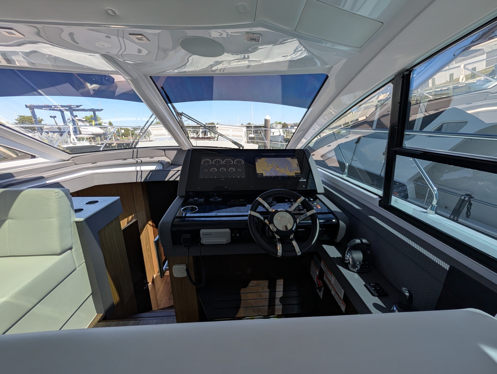 2022 Cruisers Yachts 54 Cantius