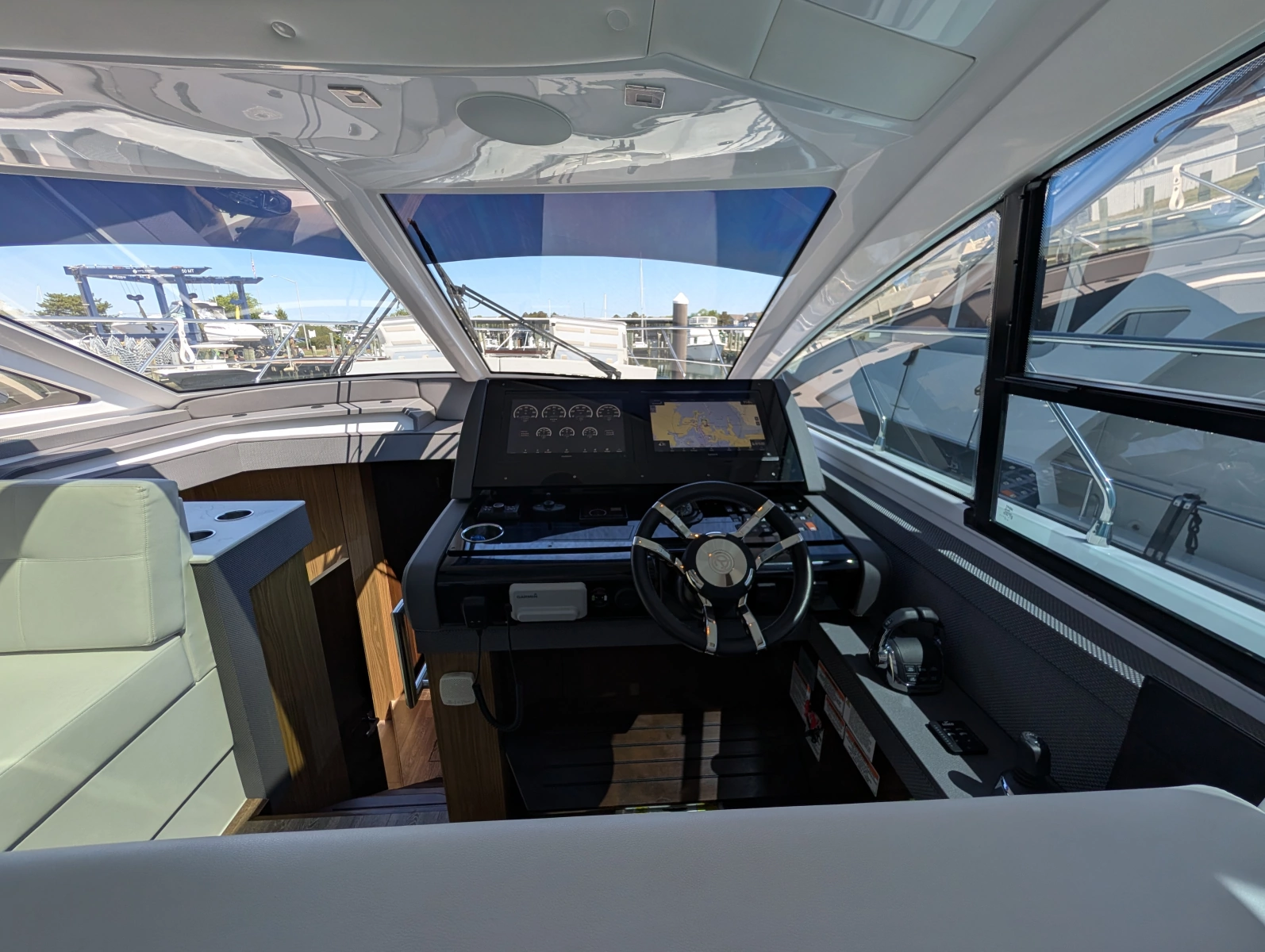 2022 Cruisers Yachts 54 Cantius