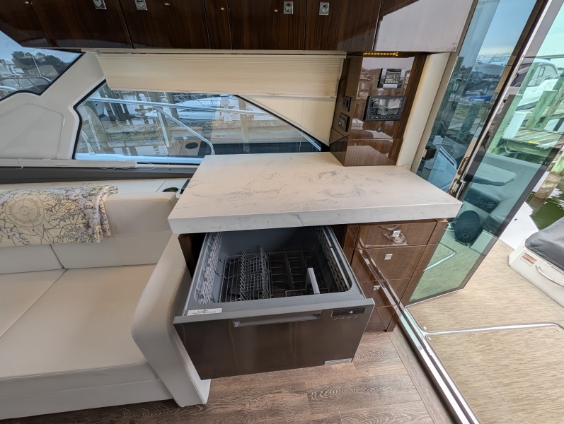 54' 2022 Cruisers Yachts 54 Cantius