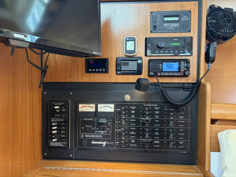 35' 2004 Catalina 350