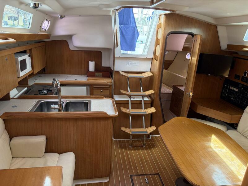 35' 2004 Catalina 350