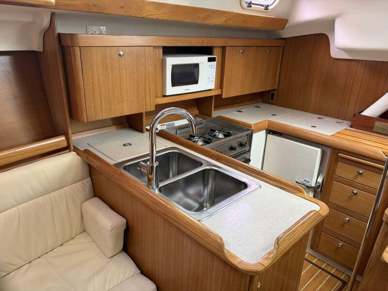 35' 2004 Catalina 350