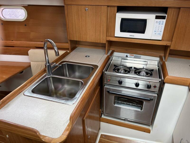 35' 2004 Catalina 350