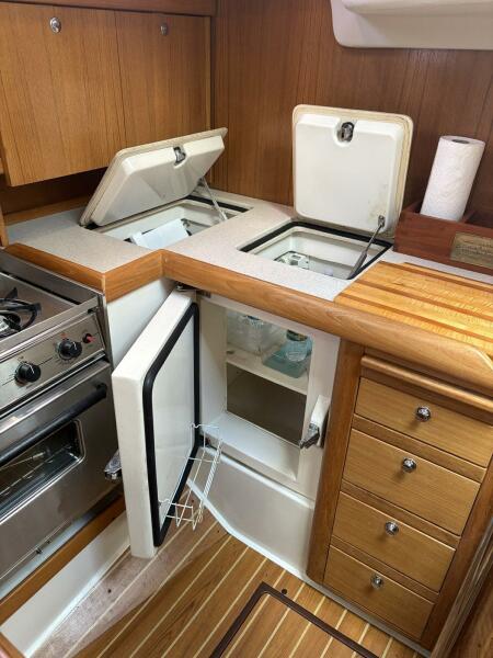 35' 2004 Catalina 350