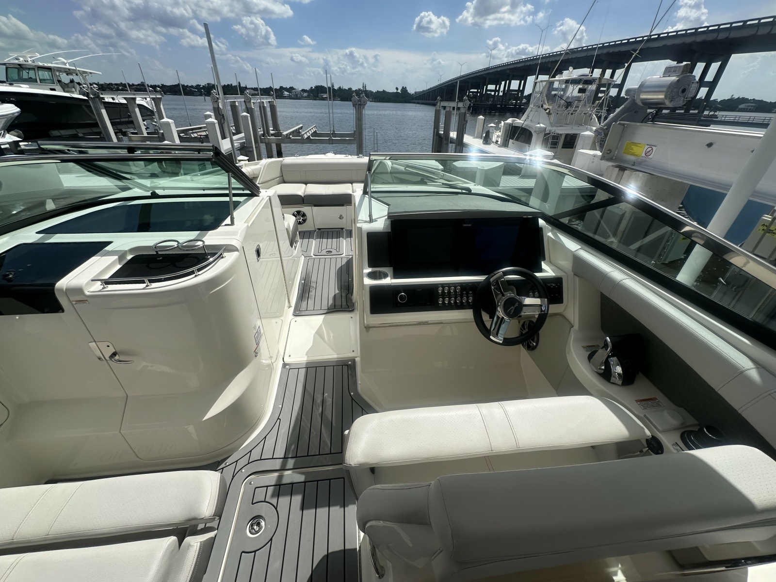 2020 Sea Ray 350 SLX Outboard