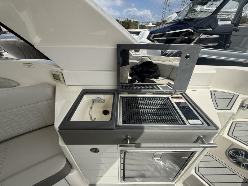 35' 2020 Sea Ray 350 SLX Outboard