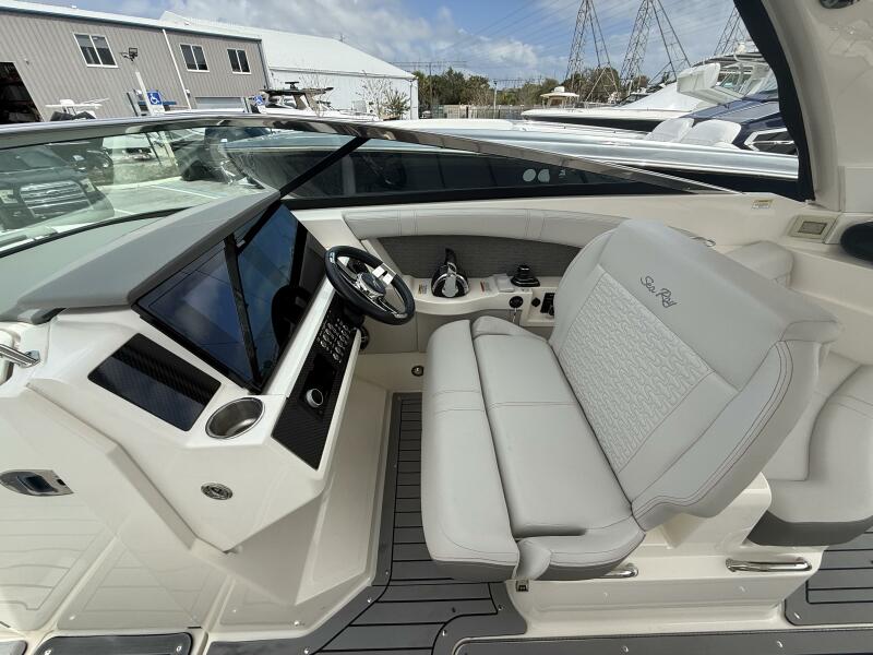 35' 2020 Sea Ray 350 SLX Outboard