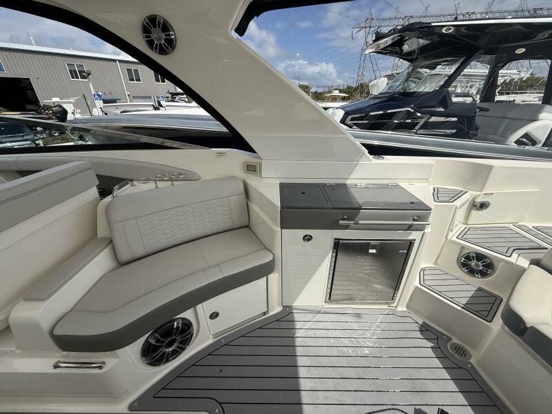 35' 2020 Sea Ray 350 SLX Outboard