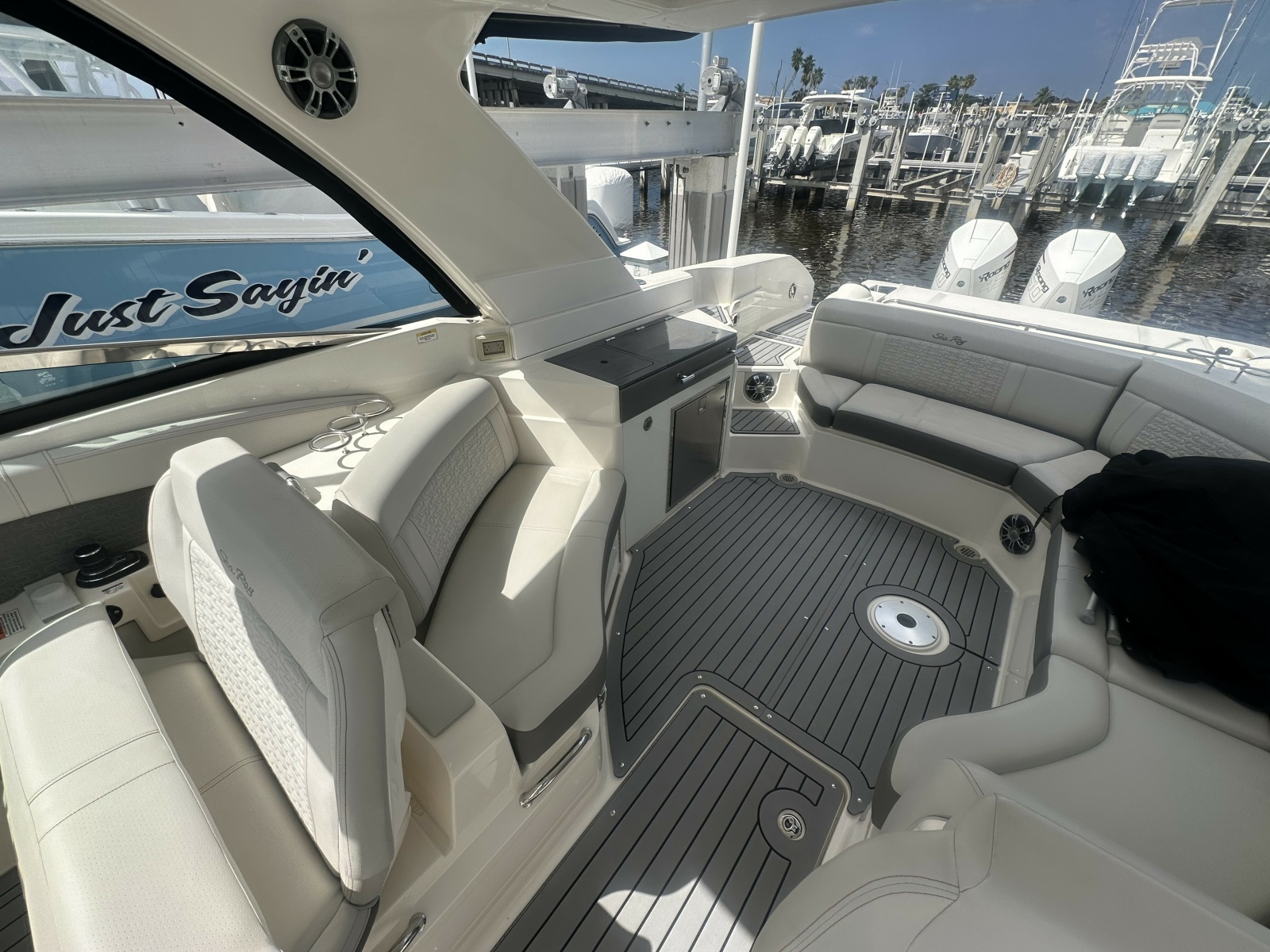 2020 Sea Ray 350 SLX Outboard